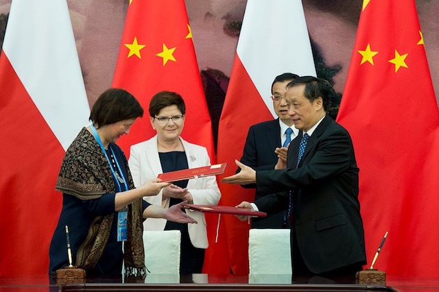 “一带一路”国际合作高峰论坛上，波兰和中国签署《两国旅游领域合作协议》